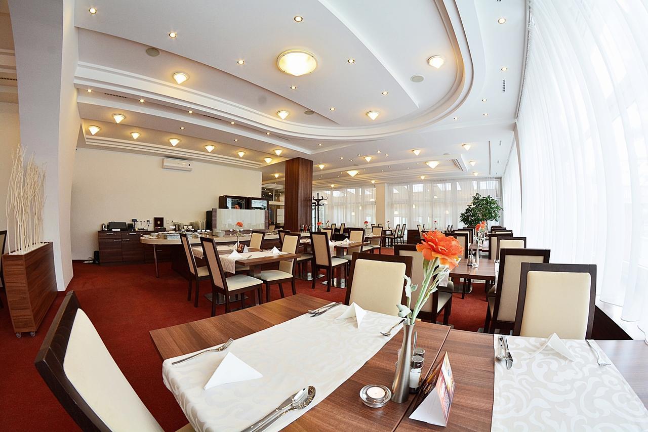 Alexandra Sport Hotel Puchov Exterior photo