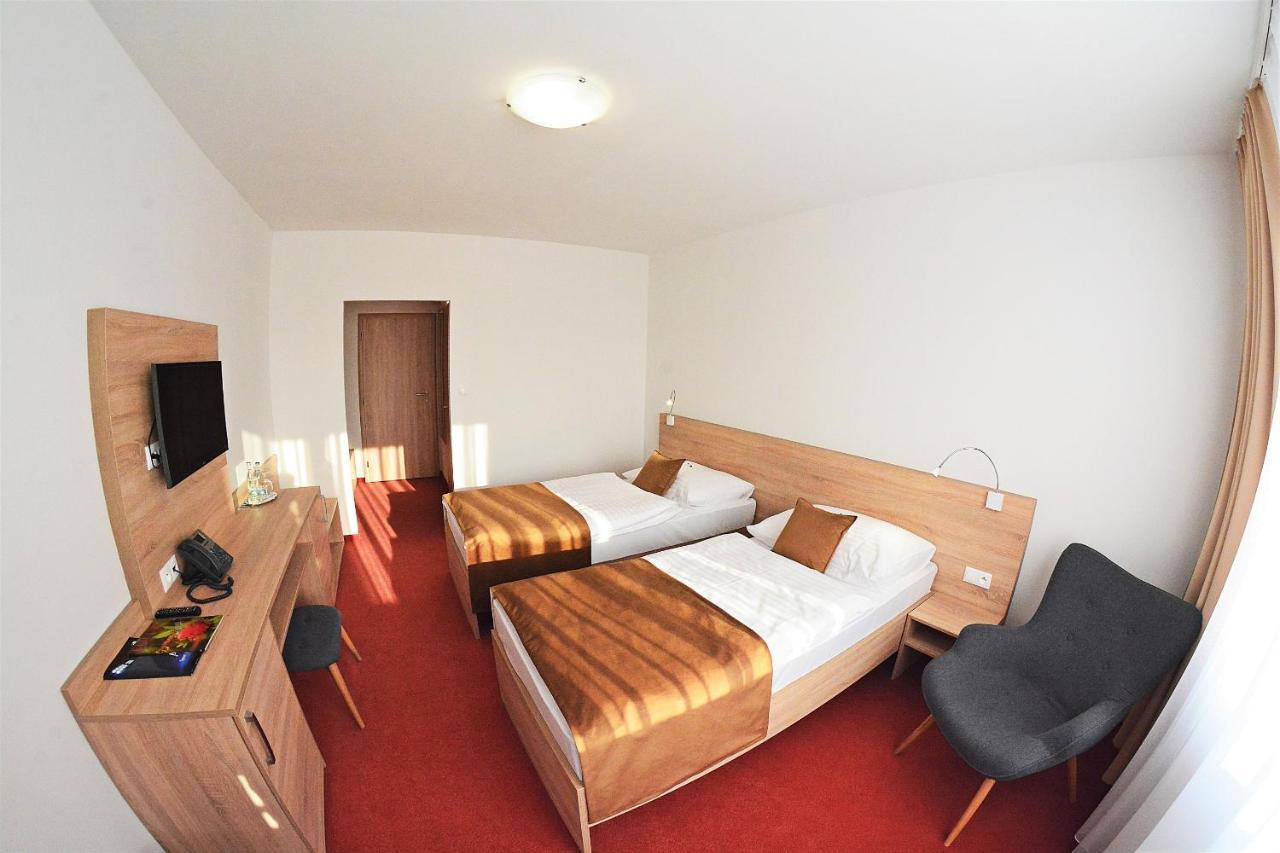 Alexandra Sport Hotel Puchov Exterior photo